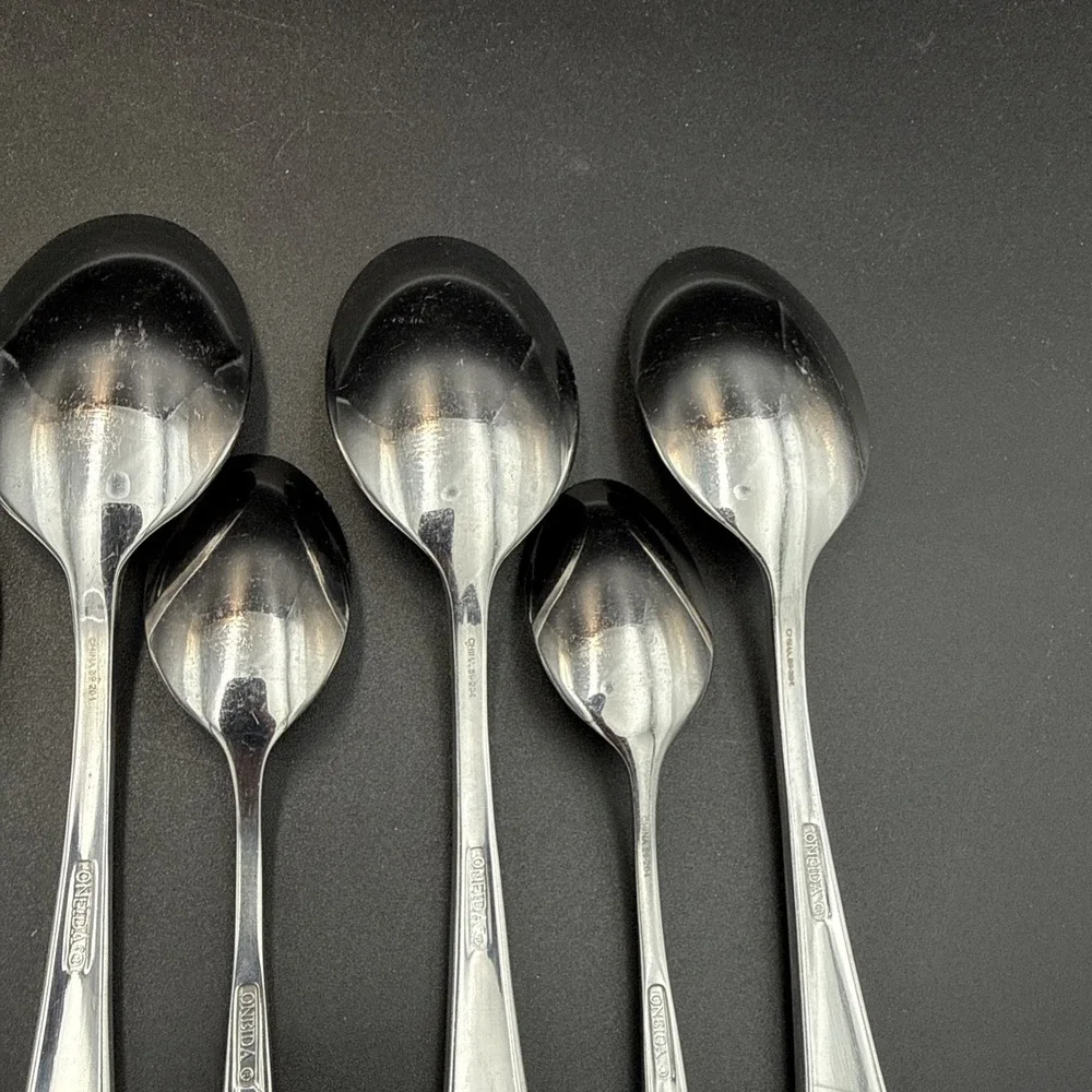 7 Piece Lot Oneida Icarus Glossy Stainless 4 Place Spoons 3 Teaspoons